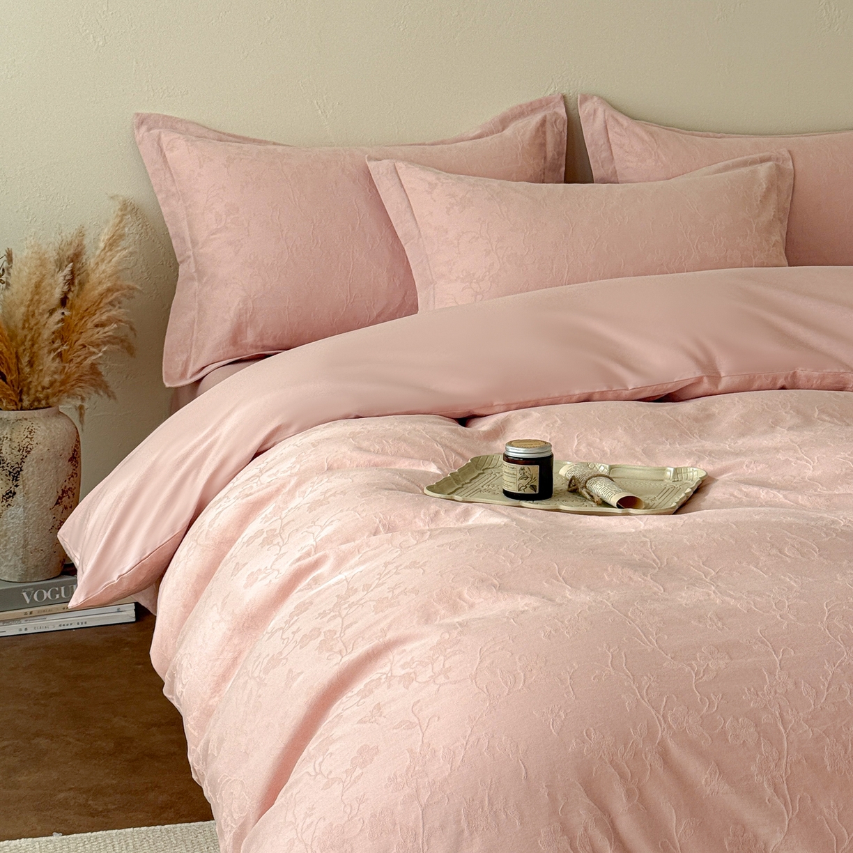 91家纺网 家纺一手货源 找家纺 慕尚家纺 2026新款A类60支长绒棉纯棉提花贡缎大提花光泽绸缎感四件套 花蝶粉