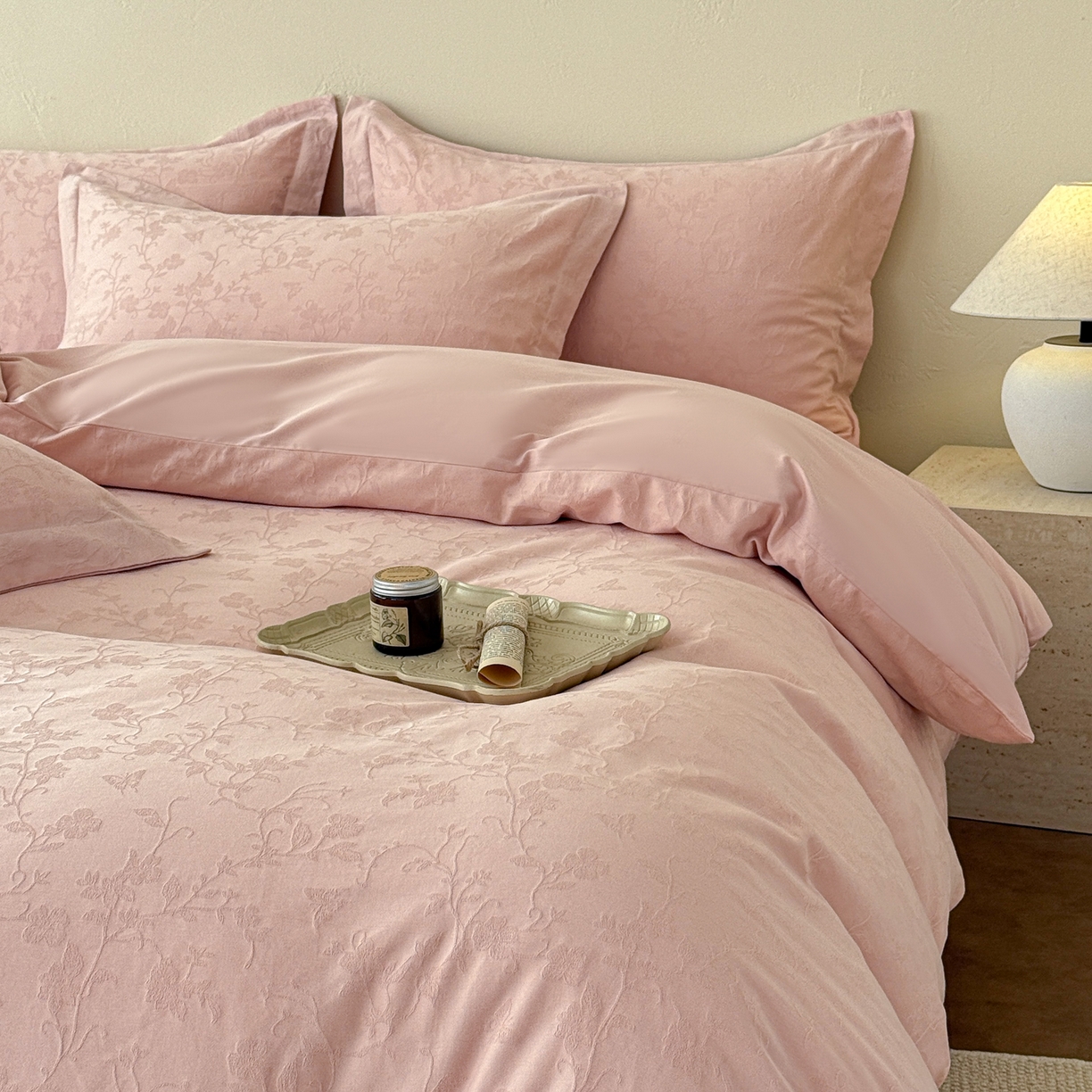 91家纺网 家纺一手货源 找家纺 慕尚家纺 2026新款A类60支长绒棉纯棉提花贡缎大提花光泽绸缎感四件套 花蝶粉