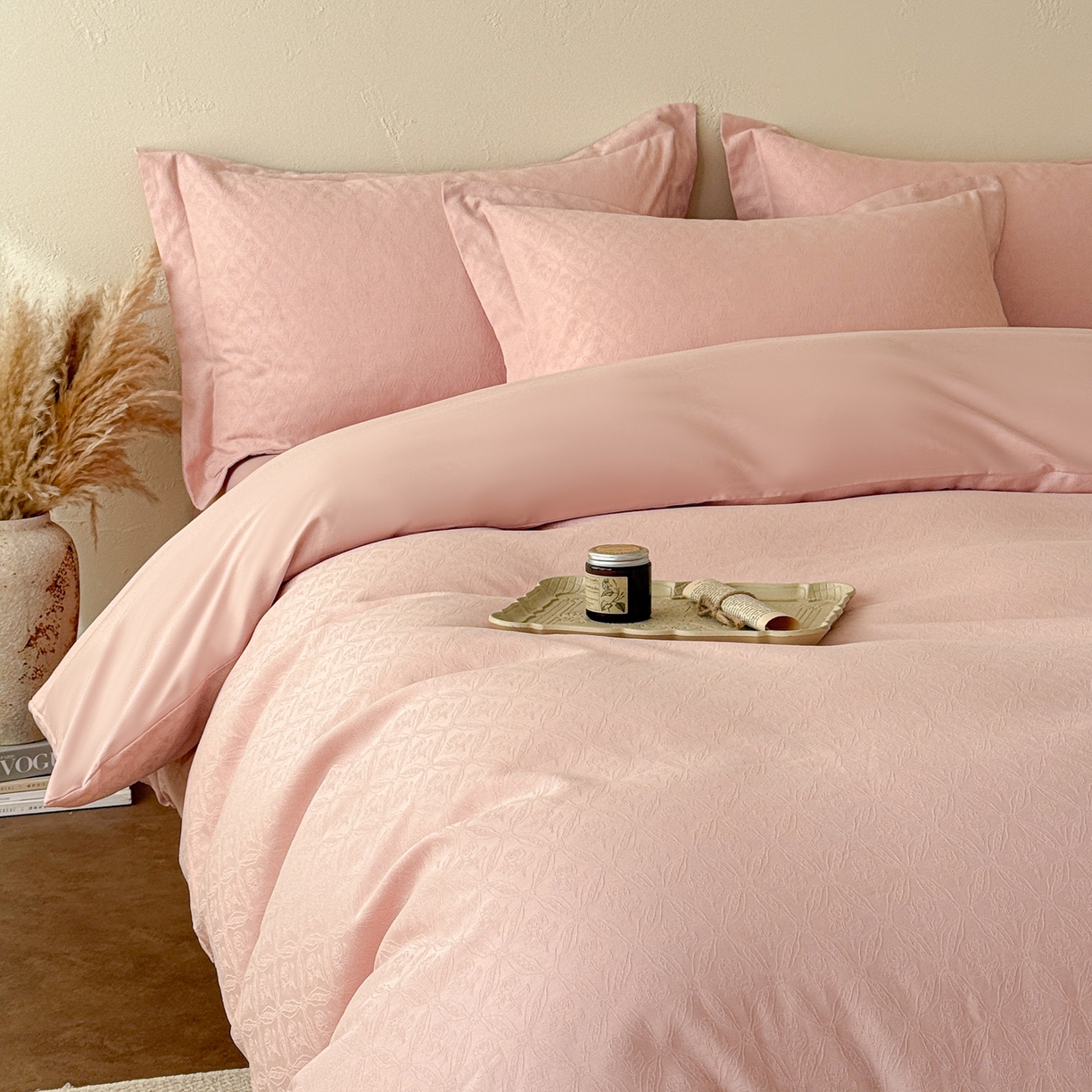 91家纺网 家纺一手货源 找家纺 慕尚家纺 2026新款A类60支长绒棉纯棉提花贡缎大提花光泽绸缎感四件套 陌上花开粉