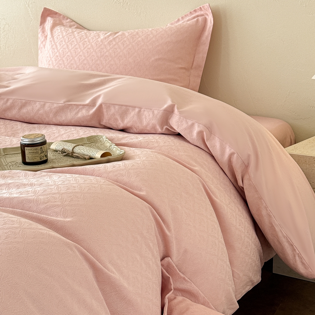 91家纺网 家纺一手货源 找家纺 慕尚家纺 2026新款A类60支长绒棉纯棉提花贡缎大提花光泽绸缎感四件套 陌上花开粉