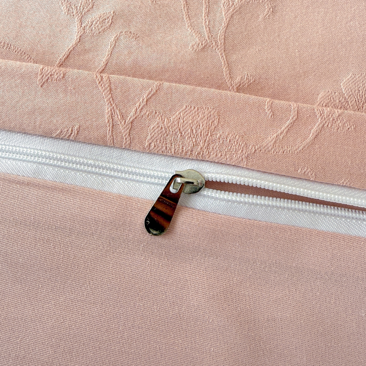 91家纺网 家纺一手货源 找家纺 慕尚家纺 2026新款A类60支长绒棉纯棉提花贡缎大提花光泽绸缎感四件套 花蝶粉