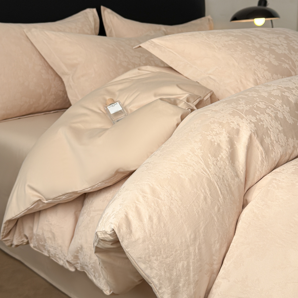 慕尚家纺 2026新款A类60支长绒棉纯棉提花贡缎大提花光泽绸缎感四件套 艾薇花卡其