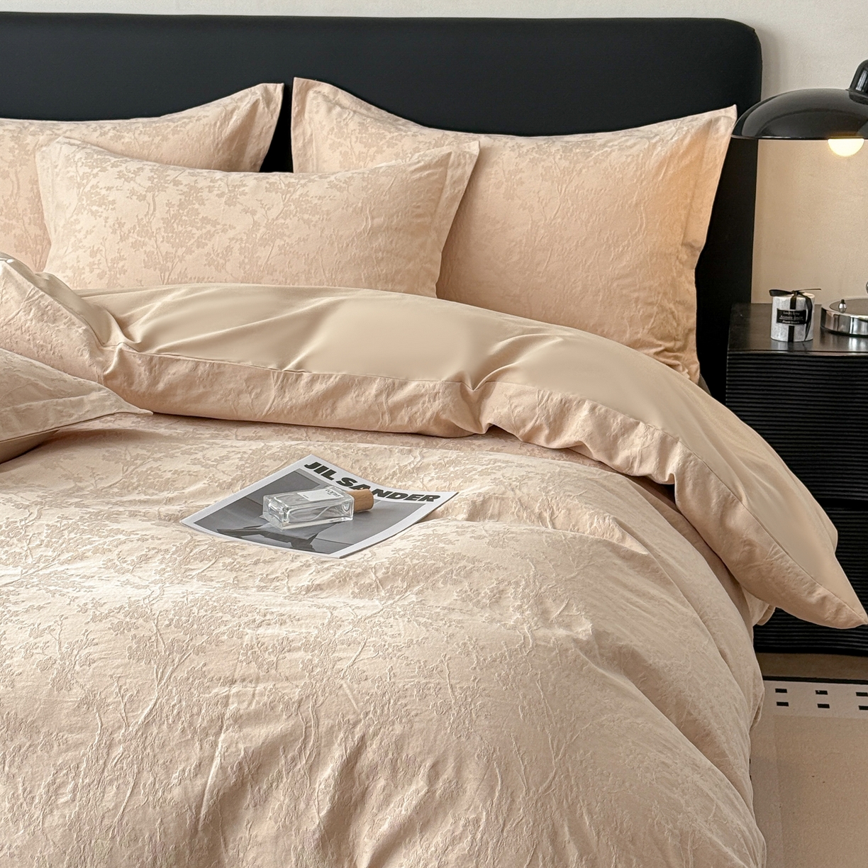 91家纺网 家纺一手货源 找家纺 慕尚家纺 2026新款A类60支长绒棉纯棉提花贡缎大提花光泽绸缎感四件套 艾薇花卡其