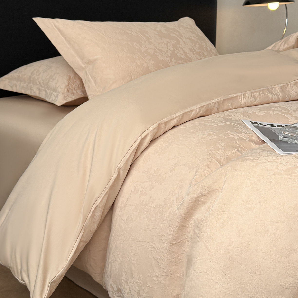 91家纺网 家纺一手货源 找家纺 慕尚家纺 2026新款A类60支长绒棉纯棉提花贡缎大提花光泽绸缎感四件套 艾薇花卡其