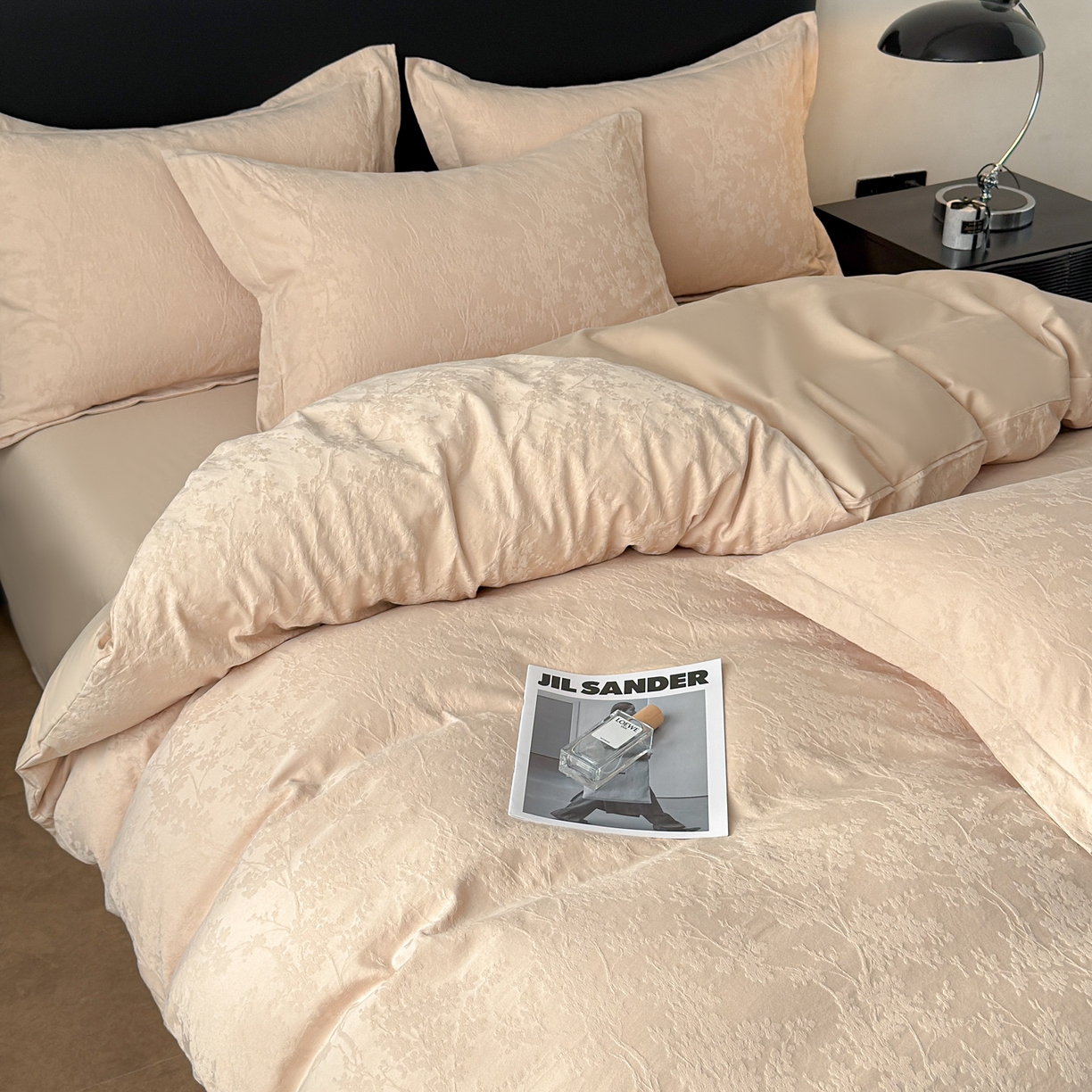 91家纺网 家纺一手货源 找家纺 慕尚家纺 2026新款A类60支长绒棉纯棉提花贡缎大提花光泽绸缎感四件套 艾薇花卡其