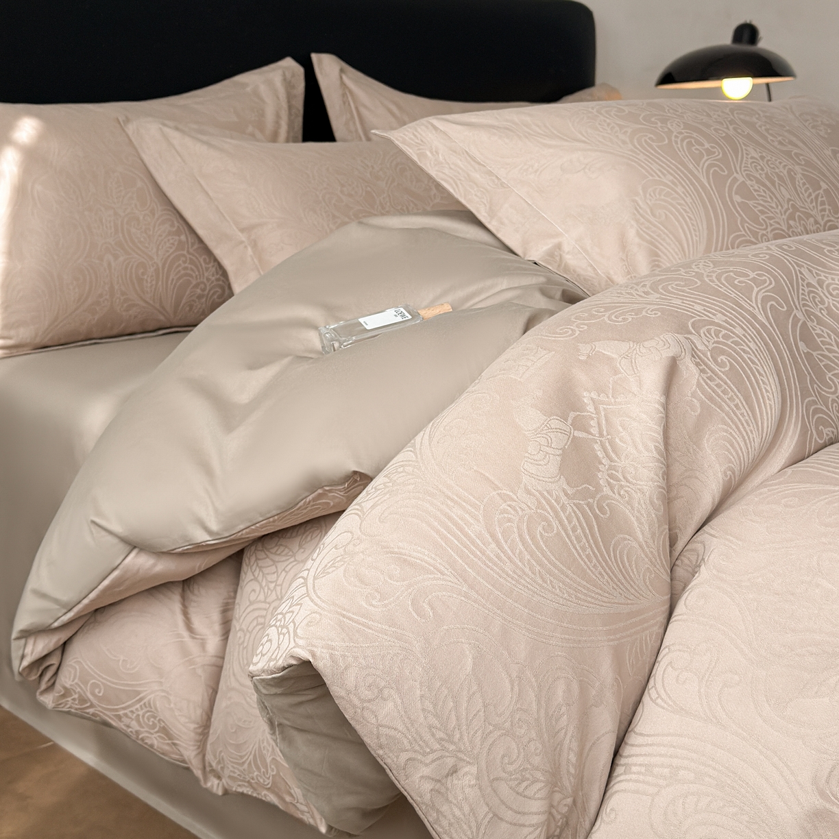 慕尚家纺 2026新款A类60支长绒棉纯棉提花贡缎大提花光泽绸缎感四件套 马上有乾卡其