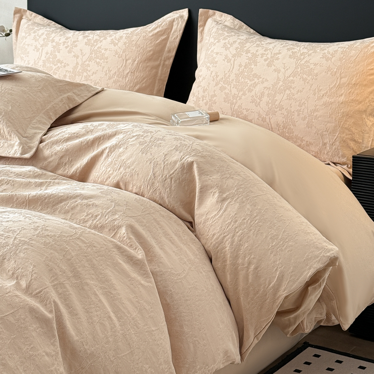 91家纺网 家纺一手货源 找家纺 慕尚家纺 2026新款A类60支长绒棉纯棉提花贡缎大提花光泽绸缎感四件套 艾薇花卡其