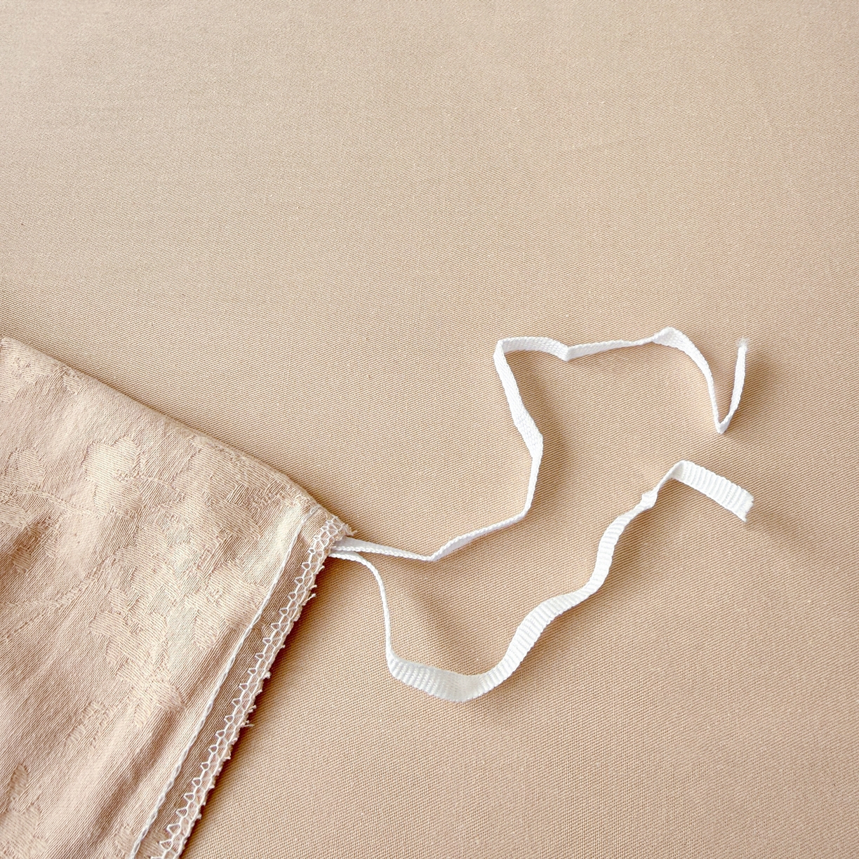 91家纺网 家纺一手货源 找家纺 慕尚家纺 2026新款A类60支长绒棉纯棉提花贡缎大提花光泽绸缎感四件套 艾薇花卡其