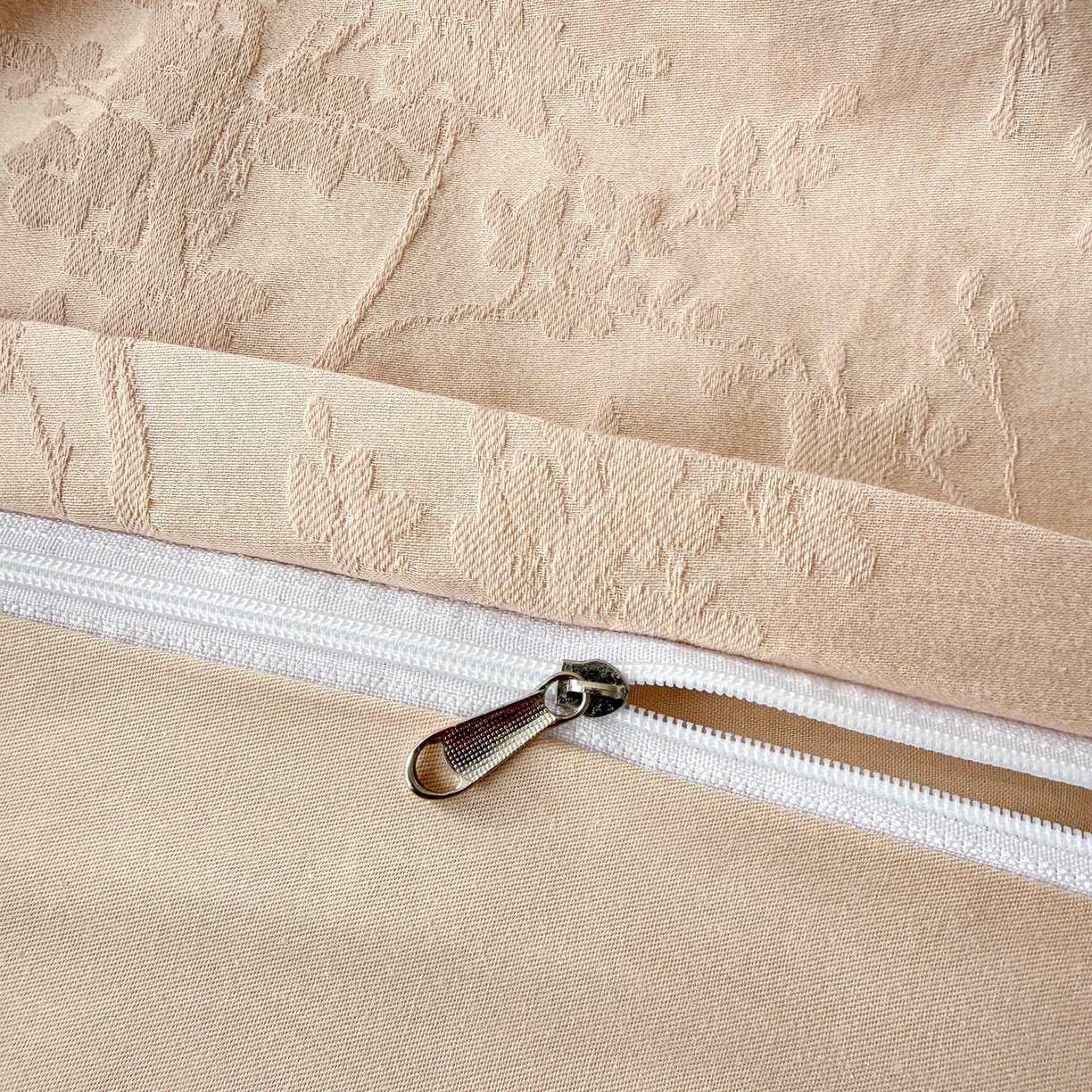 91家纺网 家纺一手货源 找家纺 慕尚家纺 2026新款A类60支长绒棉纯棉提花贡缎大提花光泽绸缎感四件套 艾薇花卡其