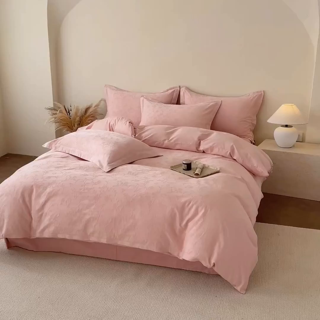 91家纺网 家纺一手货源 找家纺 慕尚家纺 2026新款A类60支长绒棉纯棉提花贡缎大提花光泽绸缎感四件套 花蝶粉