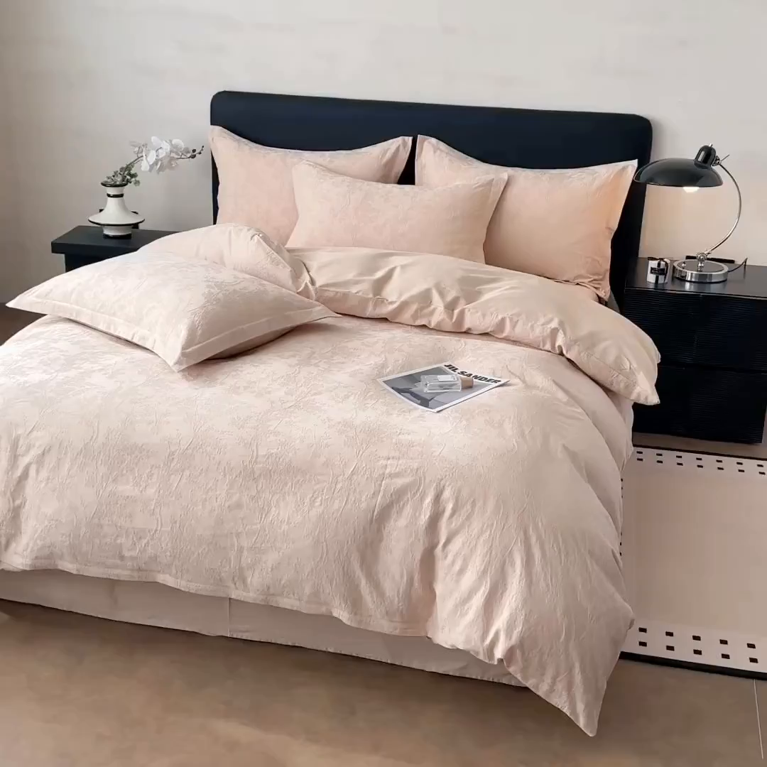 91家纺网 家纺一手货源 找家纺 慕尚家纺 2026新款A类60支长绒棉纯棉提花贡缎大提花光泽绸缎感四件套 艾薇花卡其