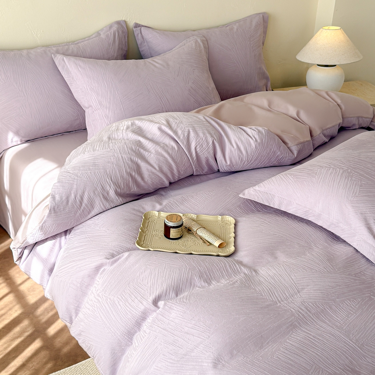 91家纺网 家纺一手货源 找家纺 慕尚家纺 2026新款A类60支长绒棉纯棉提花贡缎大提花光泽绸缎感四件套 雅意紫