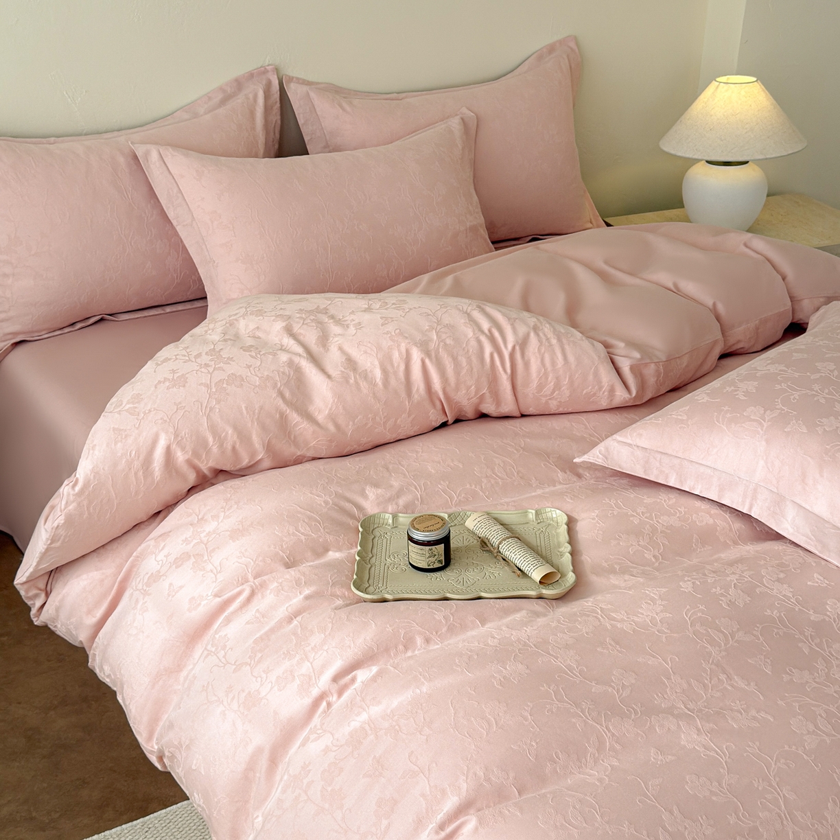 91家纺网 家纺一手货源 找家纺 慕尚家纺 2026新款A类60支长绒棉纯棉提花贡缎大提花光泽绸缎感四件套 花蝶粉