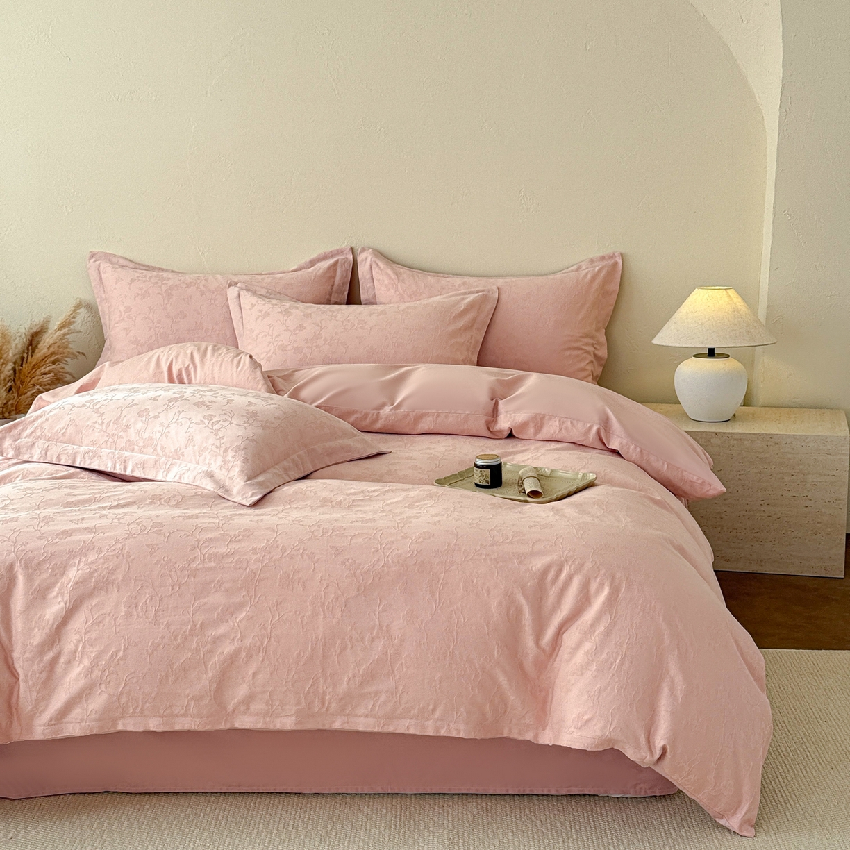 91家纺网 家纺一手货源 找家纺 慕尚家纺 2026新款A类60支长绒棉纯棉提花贡缎大提花光泽绸缎感四件套 花蝶粉