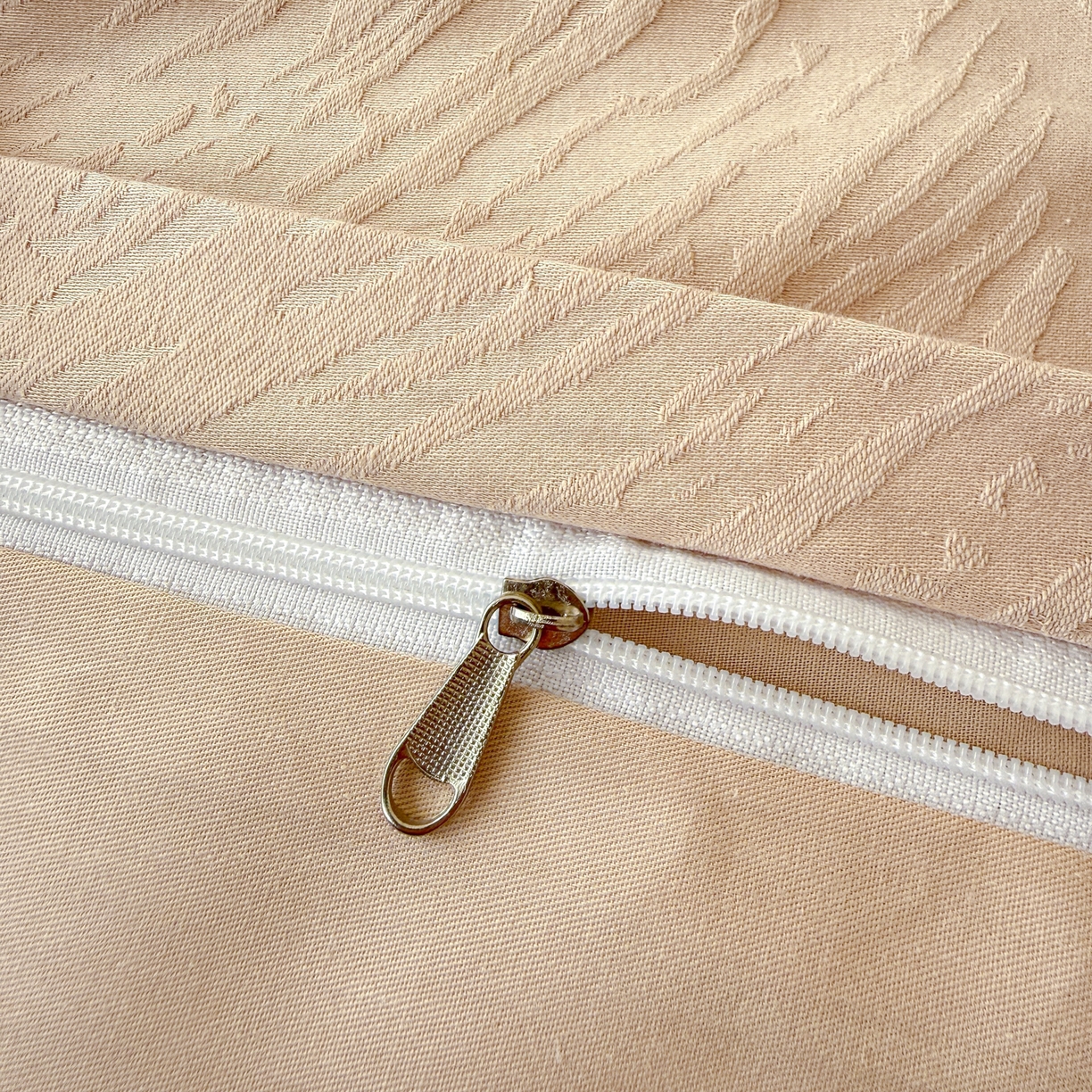 91家纺网 家纺一手货源 找家纺 慕尚家纺 2026新款A类60支长绒棉纯棉提花贡缎大提花光泽绸缎感四件套 雅柔米黄