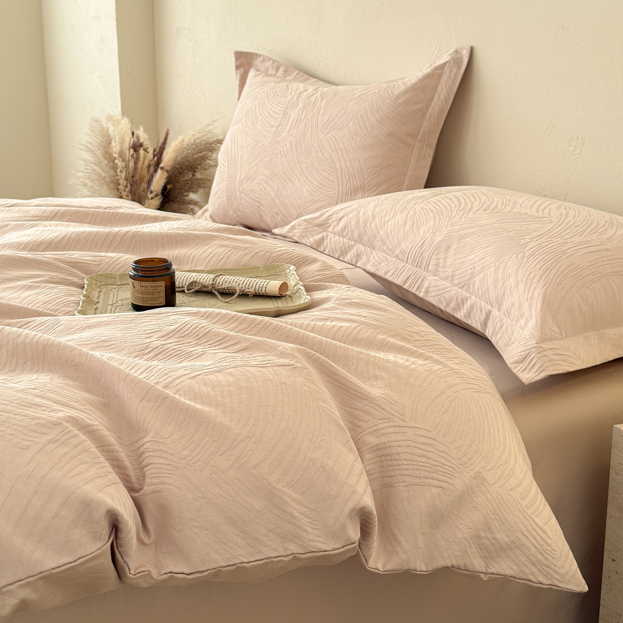 91家纺网 家纺一手货源 找家纺 慕尚家纺 2026新款A类60支长绒棉纯棉提花贡缎大提花光泽绸缎感四件套 雅柔米黄