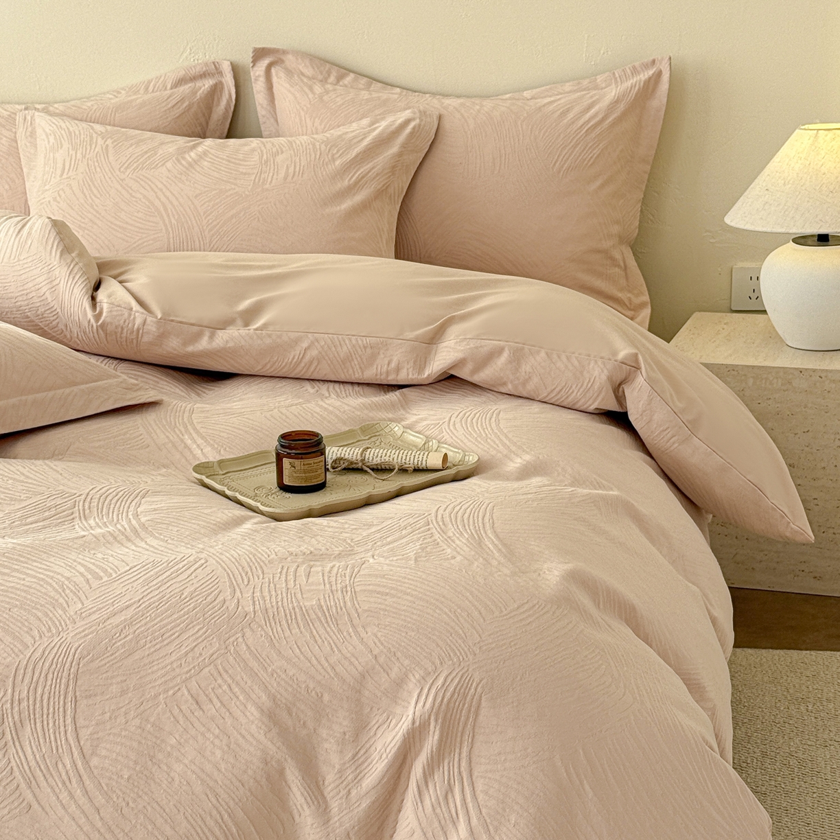 91家纺网 家纺一手货源 找家纺 慕尚家纺 2026新款A类60支长绒棉纯棉提花贡缎大提花光泽绸缎感四件套 雅柔米黄