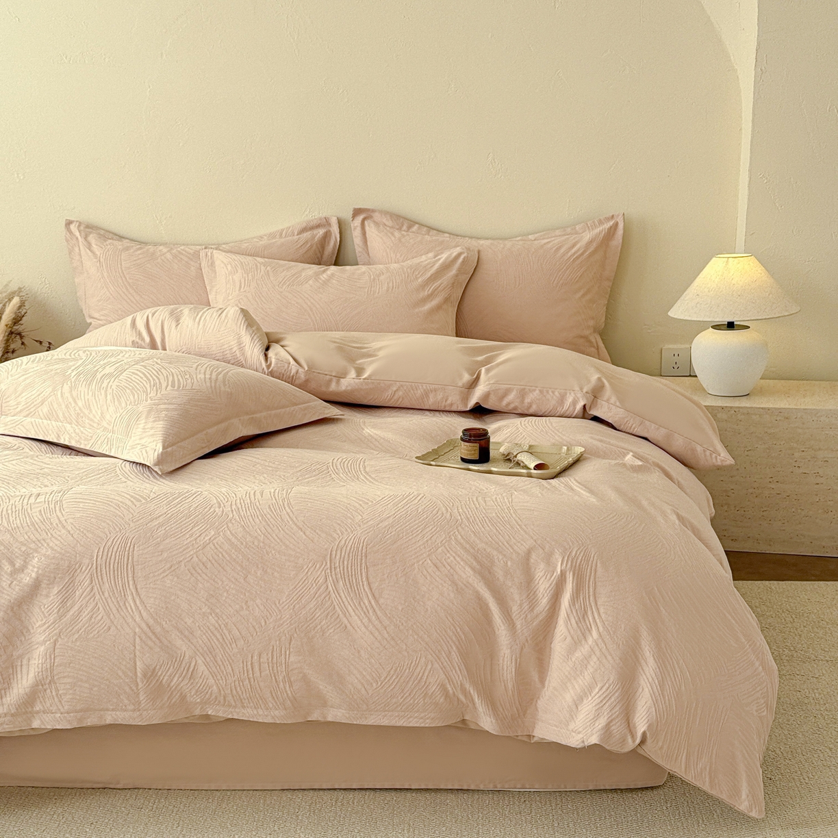 91家纺网 家纺一手货源 找家纺 慕尚家纺 2026新款A类60支长绒棉纯棉提花贡缎大提花光泽绸缎感四件套 雅柔米黄