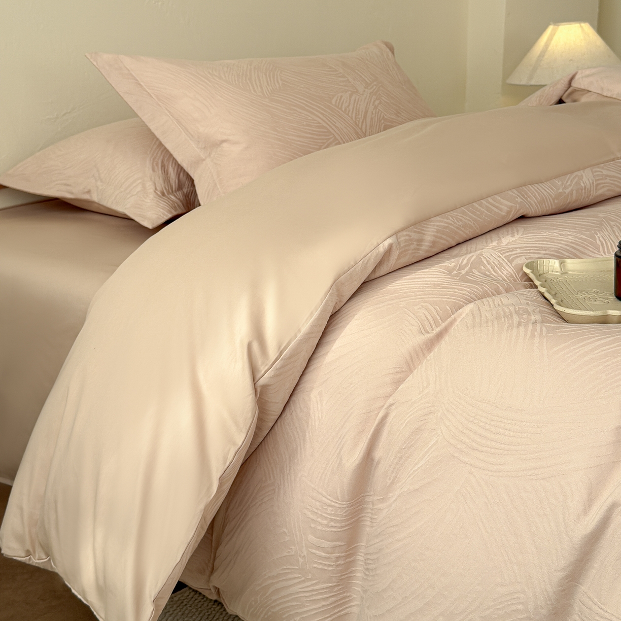 91家纺网 家纺一手货源 找家纺 慕尚家纺 2026新款A类60支长绒棉纯棉提花贡缎大提花光泽绸缎感四件套 雅柔米黄