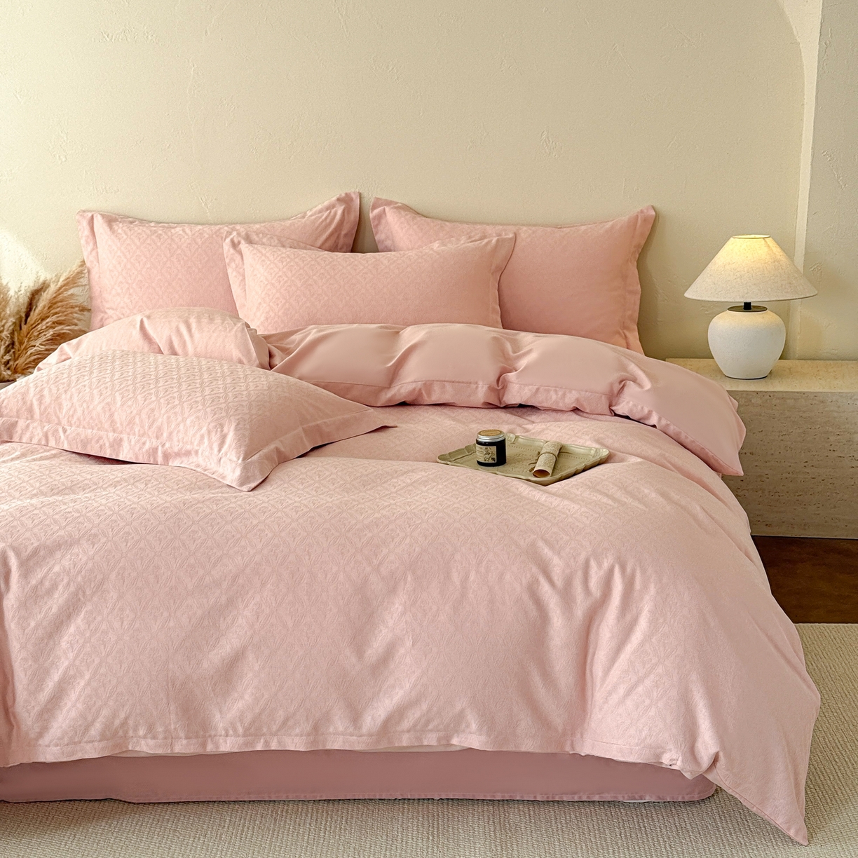 91家纺网 家纺一手货源 找家纺 慕尚家纺 2026新款A类60支长绒棉纯棉提花贡缎大提花光泽绸缎感四件套 陌上花开粉