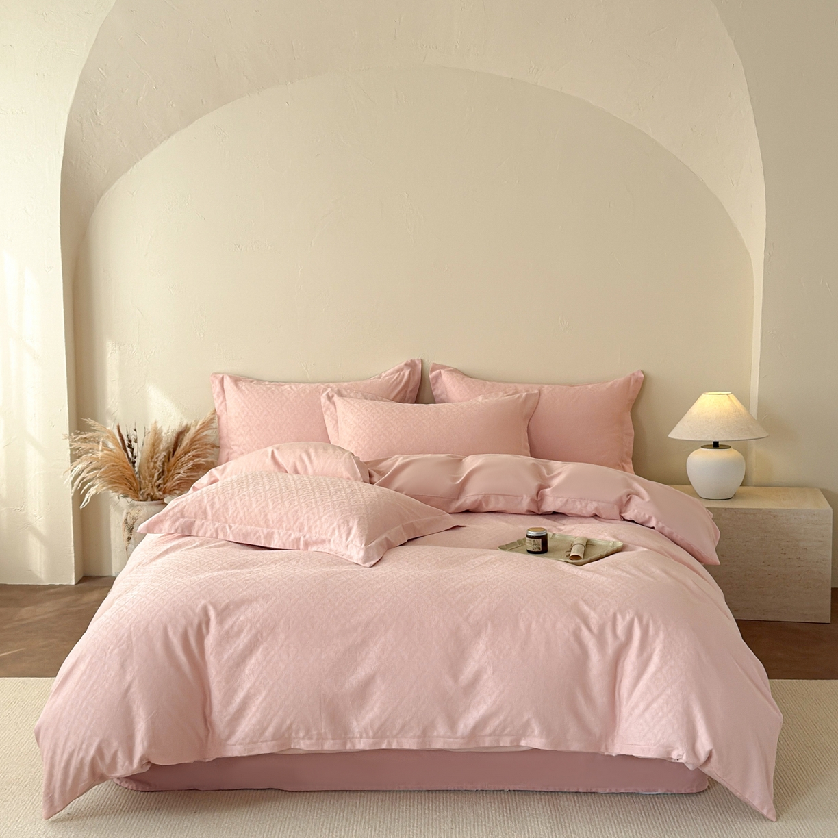 91家纺网 家纺一手货源 找家纺 慕尚家纺 2026新款A类60支长绒棉纯棉提花贡缎大提花光泽绸缎感四件套 陌上花开粉