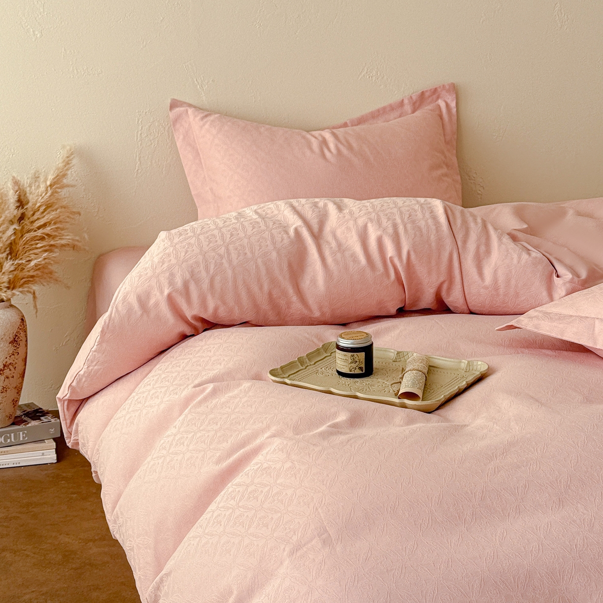 91家纺网 家纺一手货源 找家纺 慕尚家纺 2026新款A类60支长绒棉纯棉提花贡缎大提花光泽绸缎感四件套 陌上花开粉