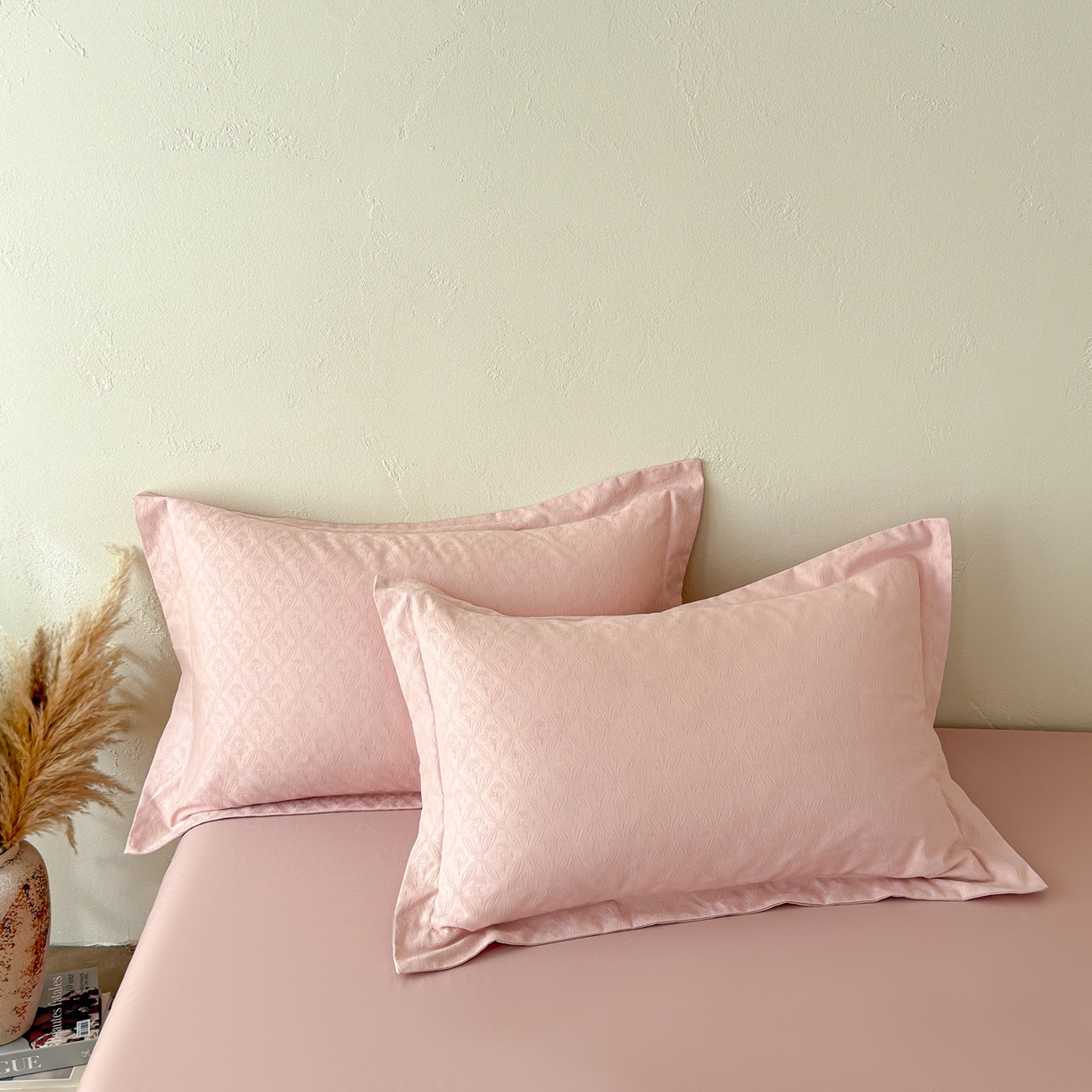 91家纺网 家纺一手货源 找家纺 慕尚家纺 2026新款A类60支长绒棉纯棉提花贡缎大提花光泽绸缎感四件套 陌上花开粉