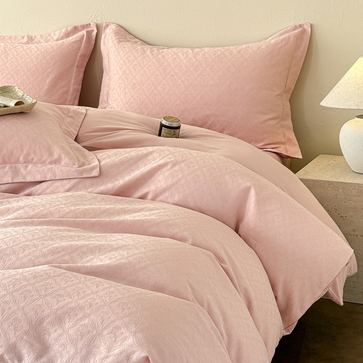 91家纺网 家纺一手货源 找家纺 慕尚家纺 2026新款A类60支长绒棉纯棉提花贡缎大提花光泽绸缎感四件套 陌上花开粉