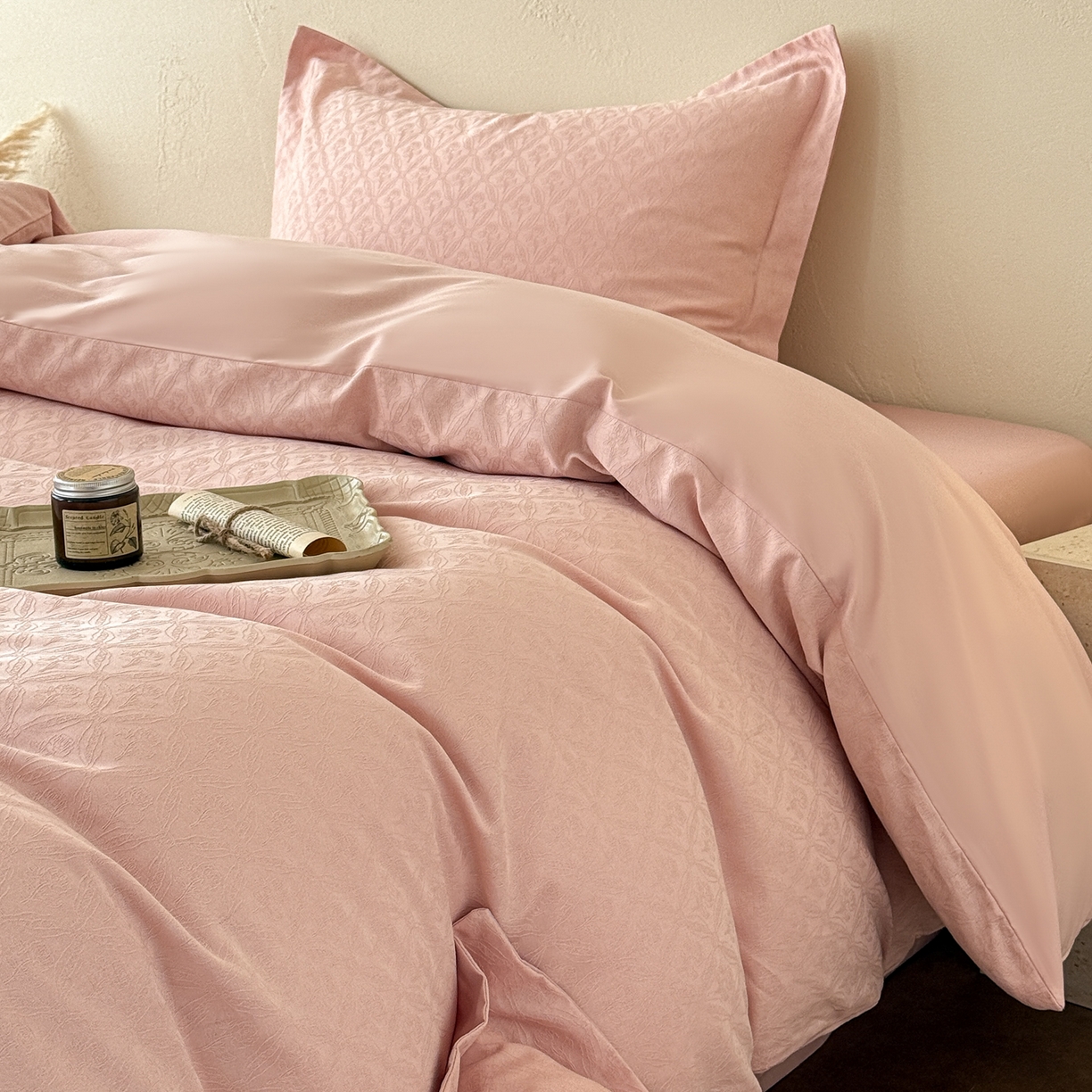 91家纺网 家纺一手货源 找家纺 慕尚家纺 2026新款A类60支长绒棉纯棉提花贡缎大提花光泽绸缎感四件套 陌上花开粉