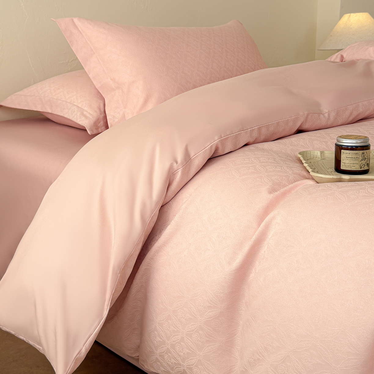 91家纺网 家纺一手货源 找家纺 慕尚家纺 2026新款A类60支长绒棉纯棉提花贡缎大提花光泽绸缎感四件套 陌上花开粉