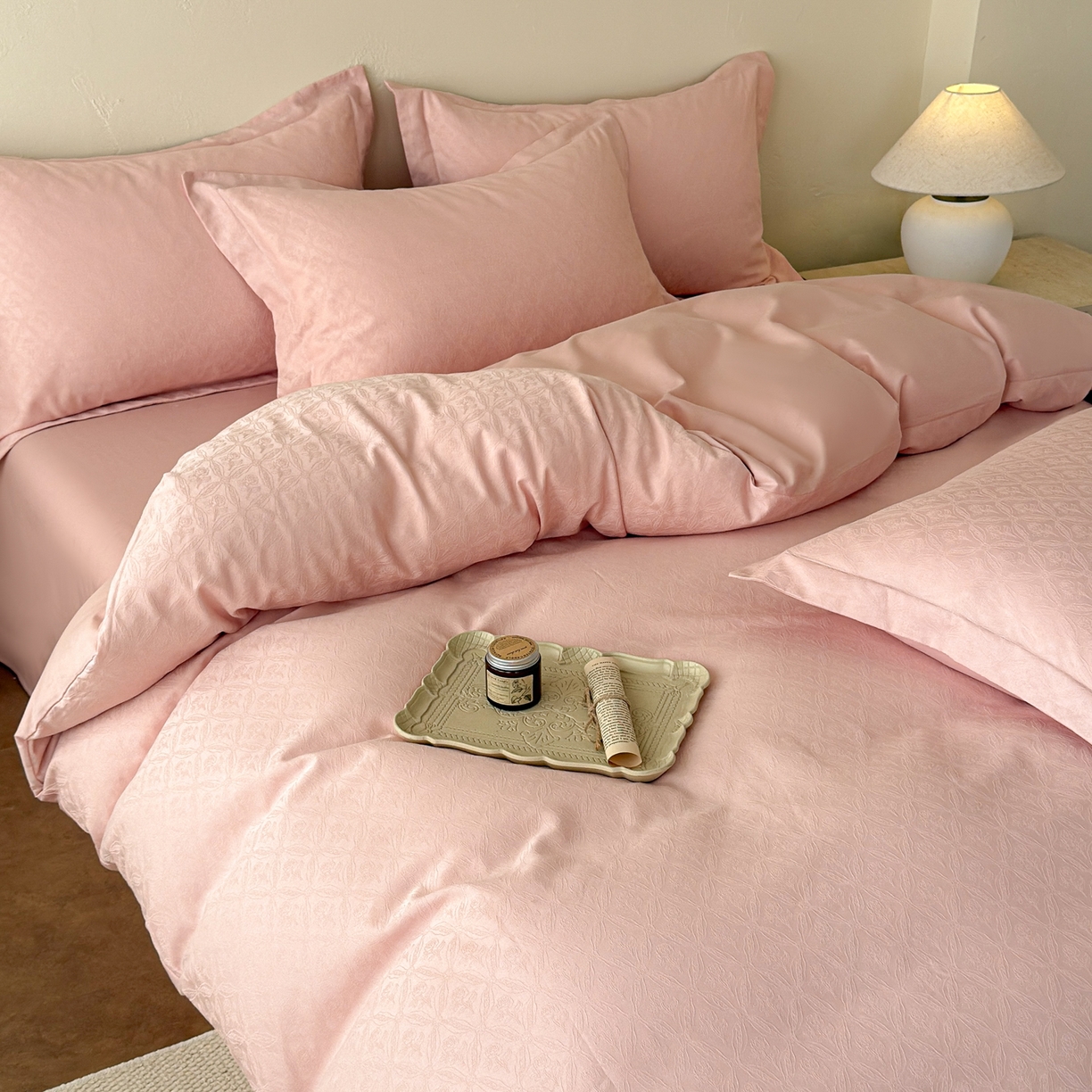 91家纺网 家纺一手货源 找家纺 慕尚家纺 2026新款A类60支长绒棉纯棉提花贡缎大提花光泽绸缎感四件套 陌上花开粉