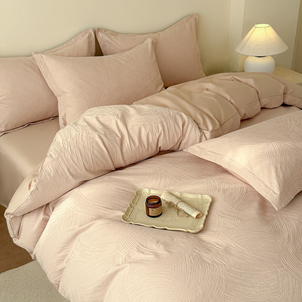 91家纺网 家纺一手货源 找家纺 慕尚家纺 2026新款A类60支长绒棉纯棉提花贡缎大提花光泽绸缎感四件套 雅柔米黄