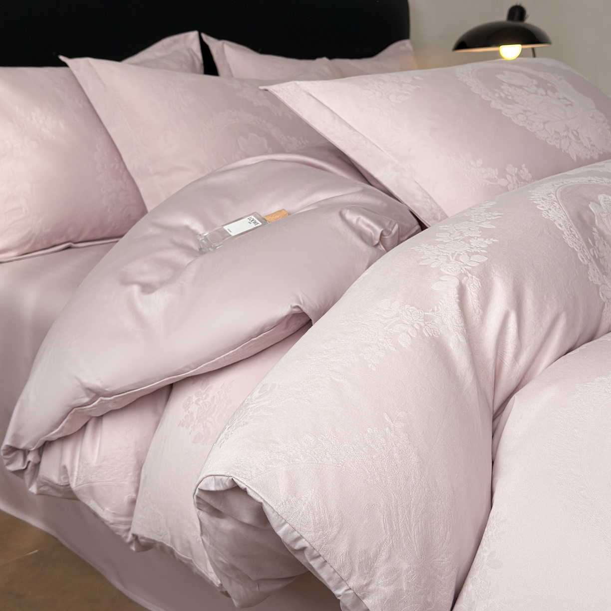 91家纺网 家纺一手货源 找家纺 （总）慕尚家纺 2026新款A类60支长绒棉纯棉提花贡缎大提花光泽绸缎感四件套