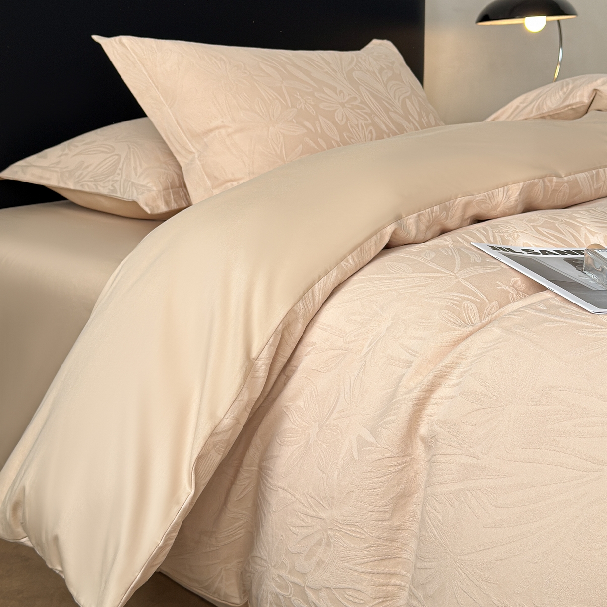 91家纺网 家纺一手货源 找家纺 慕尚家纺 2026新款A类60支长绒棉纯棉提花贡缎大提花光泽绸缎感四件套 花朵米黄