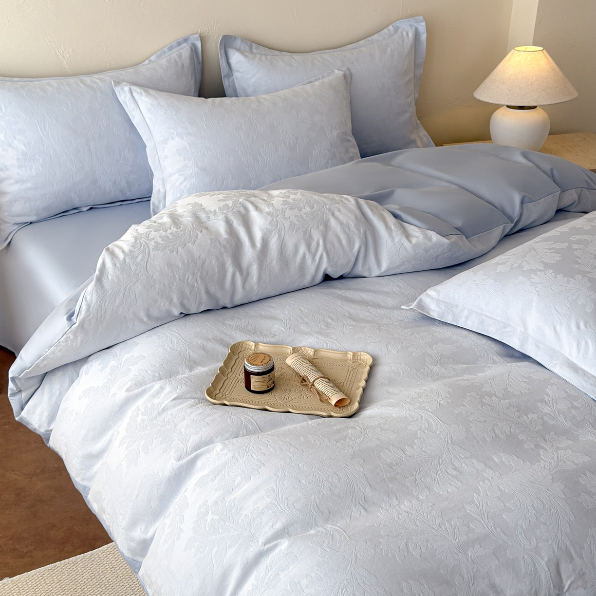 91家纺网 家纺一手货源 找家纺 慕尚家纺 2026新款A类60支长绒棉纯棉提花贡缎大提花光泽绸缎感四件套 花卉蓝