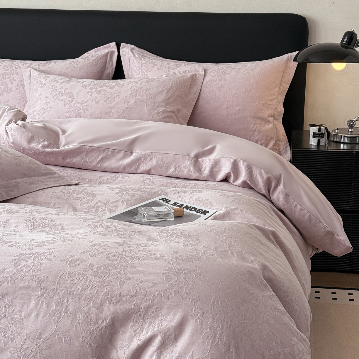 91家纺网 家纺一手货源 找家纺 慕尚家纺 2026新款A类60支长绒棉纯棉提花贡缎大提花光泽绸缎感四件套 丁香紫