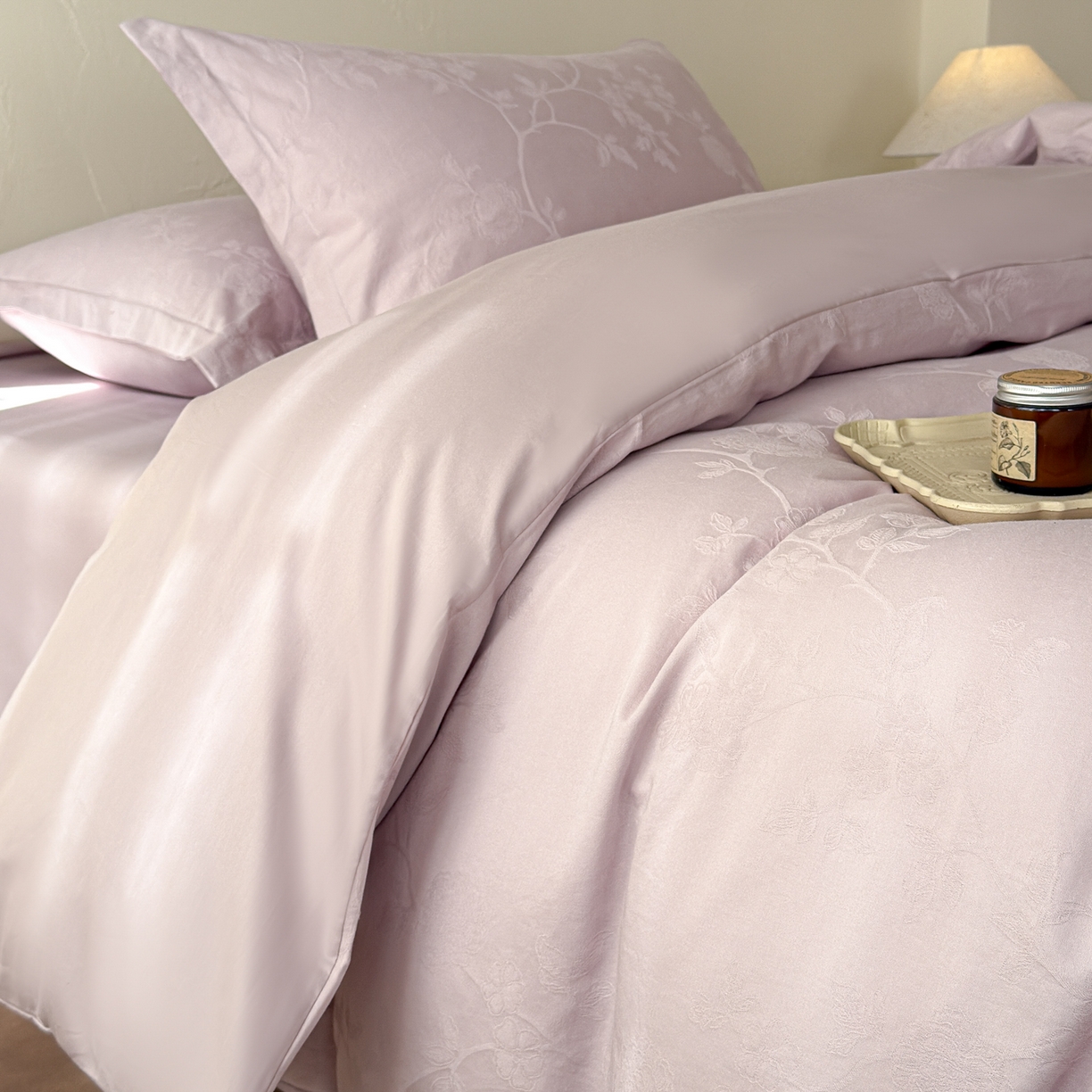 91家纺网 家纺一手货源 找家纺 慕尚家纺 2026新款A类60支长绒棉纯棉提花贡缎大提花光泽绸缎感四件套 清风蝶紫