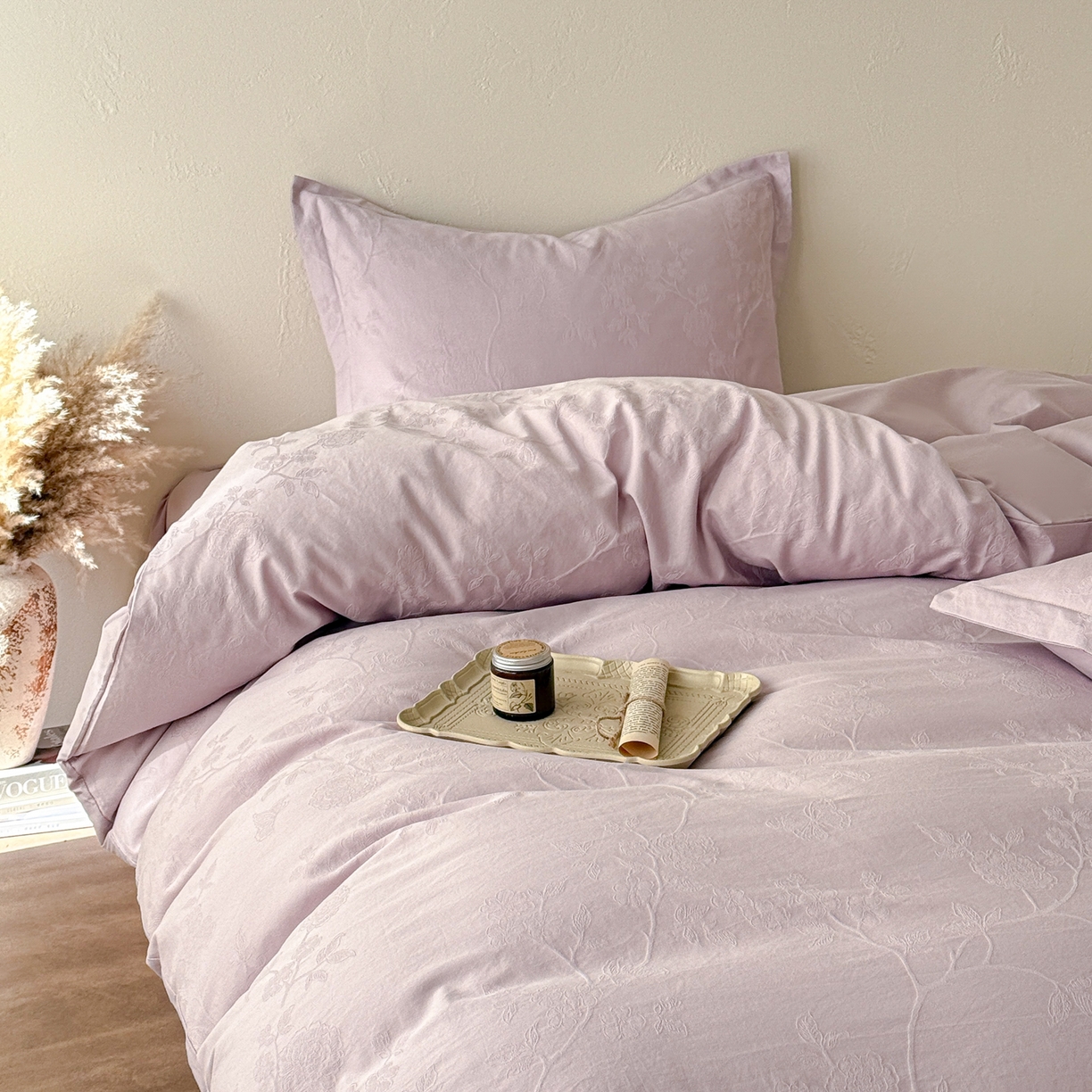 91家纺网 家纺一手货源 找家纺 慕尚家纺 2026新款A类60支长绒棉纯棉提花贡缎大提花光泽绸缎感四件套 清风蝶紫