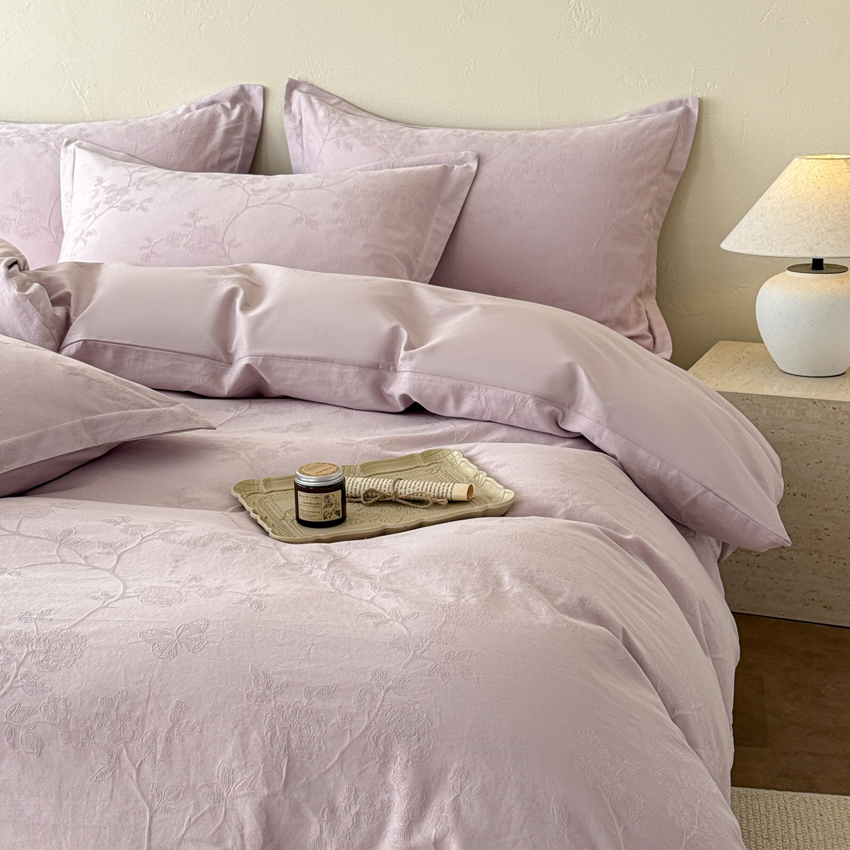 91家纺网 家纺一手货源 找家纺 慕尚家纺 2026新款A类60支长绒棉纯棉提花贡缎大提花光泽绸缎感四件套 清风蝶紫