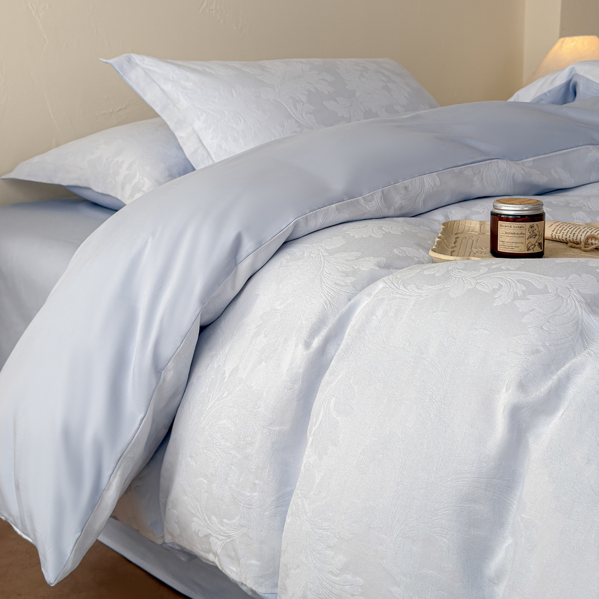 91家纺网 家纺一手货源 找家纺 慕尚家纺 2026新款A类60支长绒棉纯棉提花贡缎大提花光泽绸缎感四件套 花卉蓝