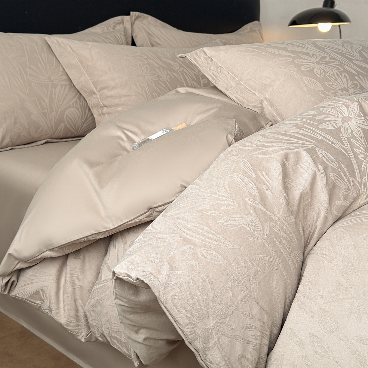 慕尚家纺 2026新款A类60支长绒棉纯棉提花贡缎大提花光泽绸缎感四件套 马玲草卡其