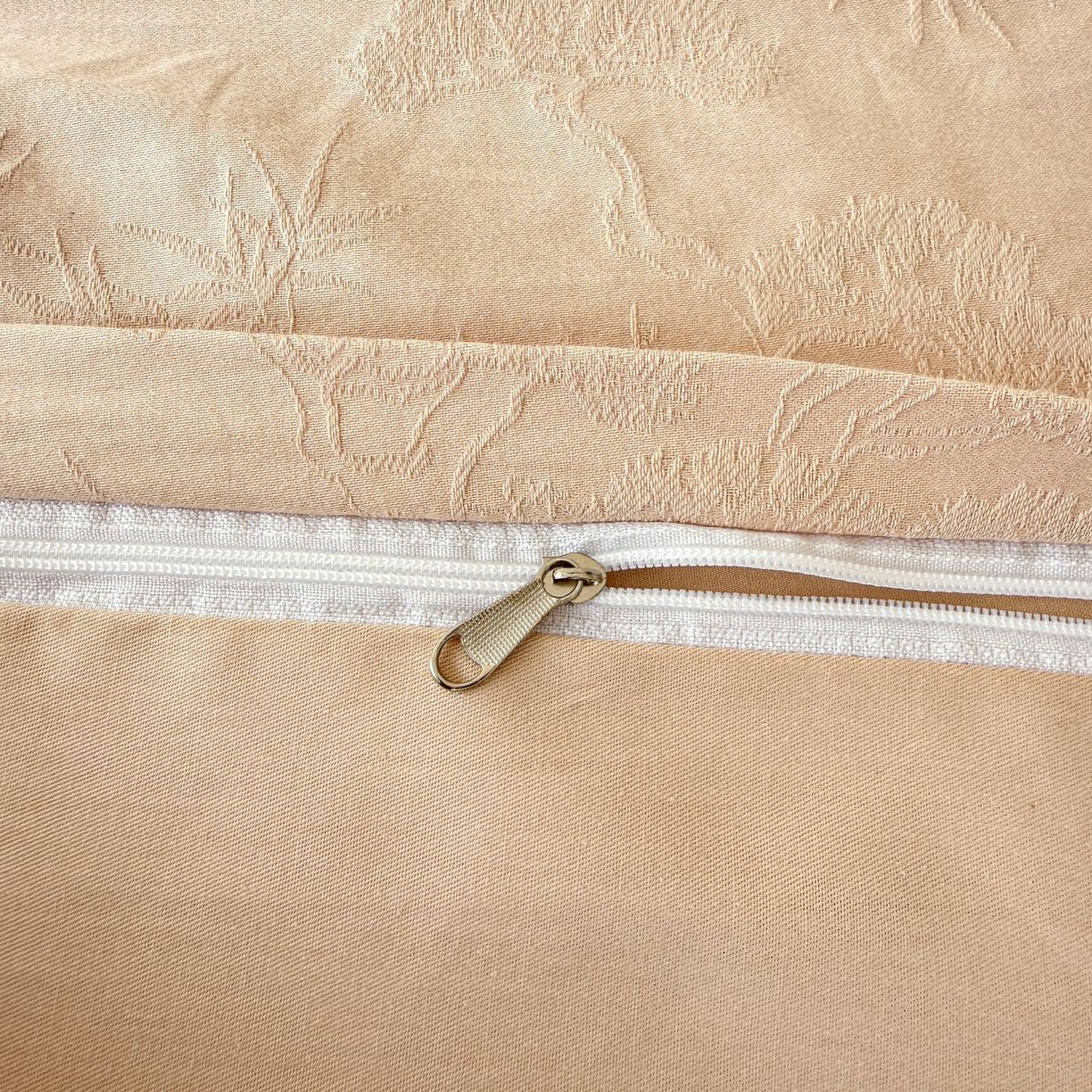 91家纺网 家纺一手货源 找家纺 慕尚家纺 2026新款A类60支长绒棉纯棉提花贡缎大提花光泽绸缎感四件套 花非花米黄