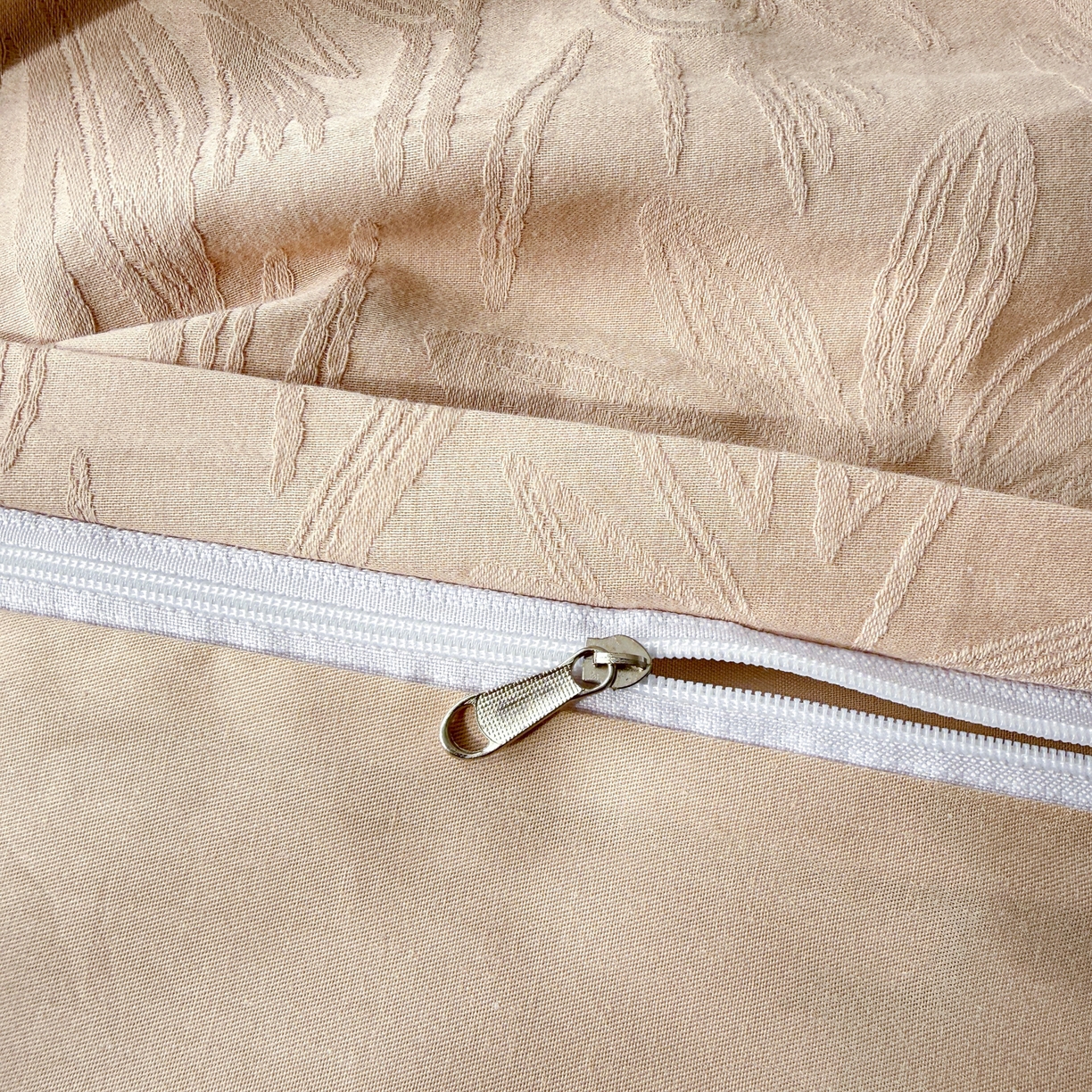 91家纺网 家纺一手货源 找家纺 慕尚家纺 2026新款A类60支长绒棉纯棉提花贡缎大提花光泽绸缎感四件套 花朵米黄