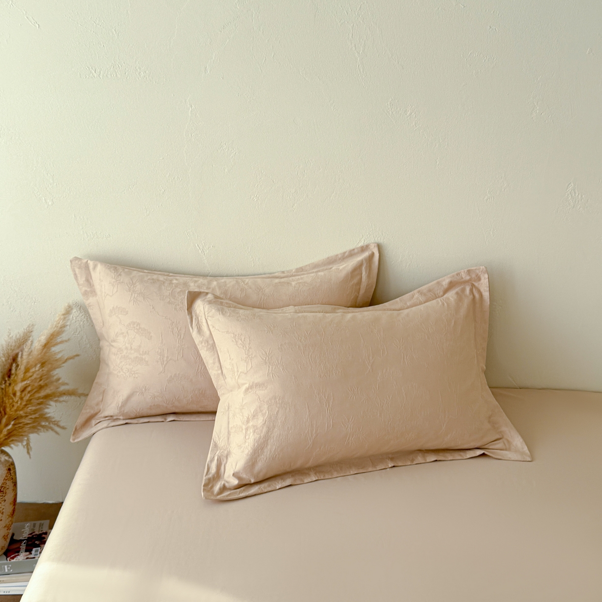 91家纺网 家纺一手货源 找家纺 慕尚家纺 2026新款A类60支长绒棉纯棉提花贡缎大提花光泽绸缎感四件套 花非花米黄风格二