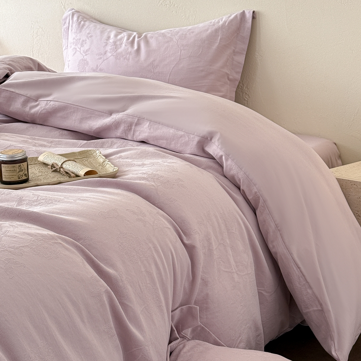 91家纺网 家纺一手货源 找家纺 慕尚家纺 2026新款A类60支长绒棉纯棉提花贡缎大提花光泽绸缎感四件套 清风蝶紫