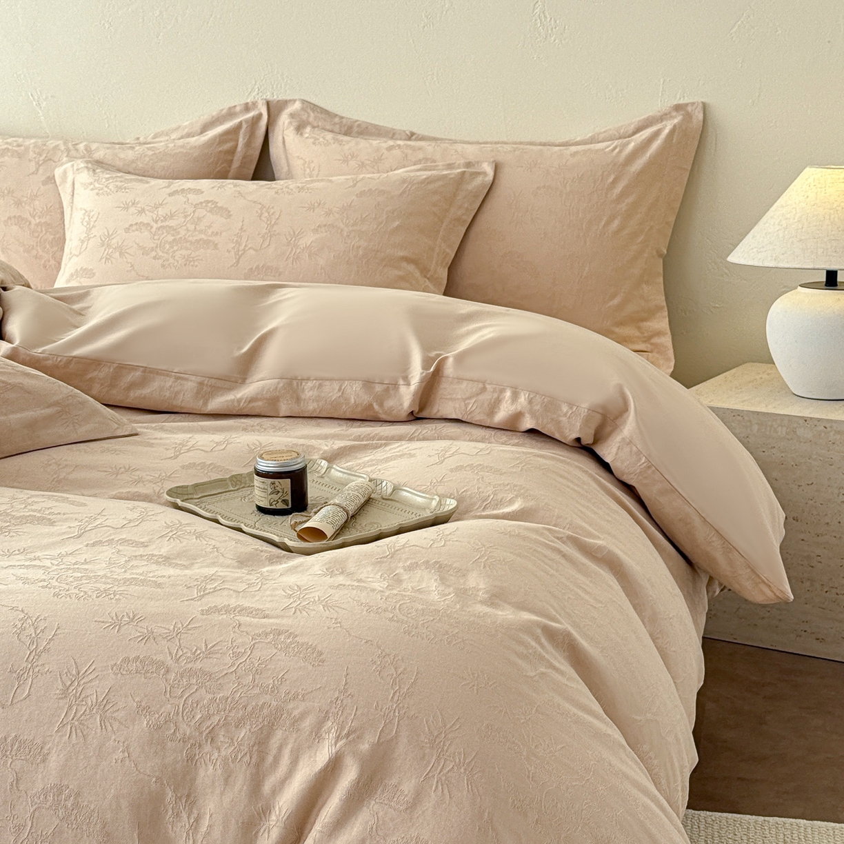 91家纺网 家纺一手货源 找家纺 慕尚家纺 2026新款A类60支长绒棉纯棉提花贡缎大提花光泽绸缎感四件套 花非花米黄风格二