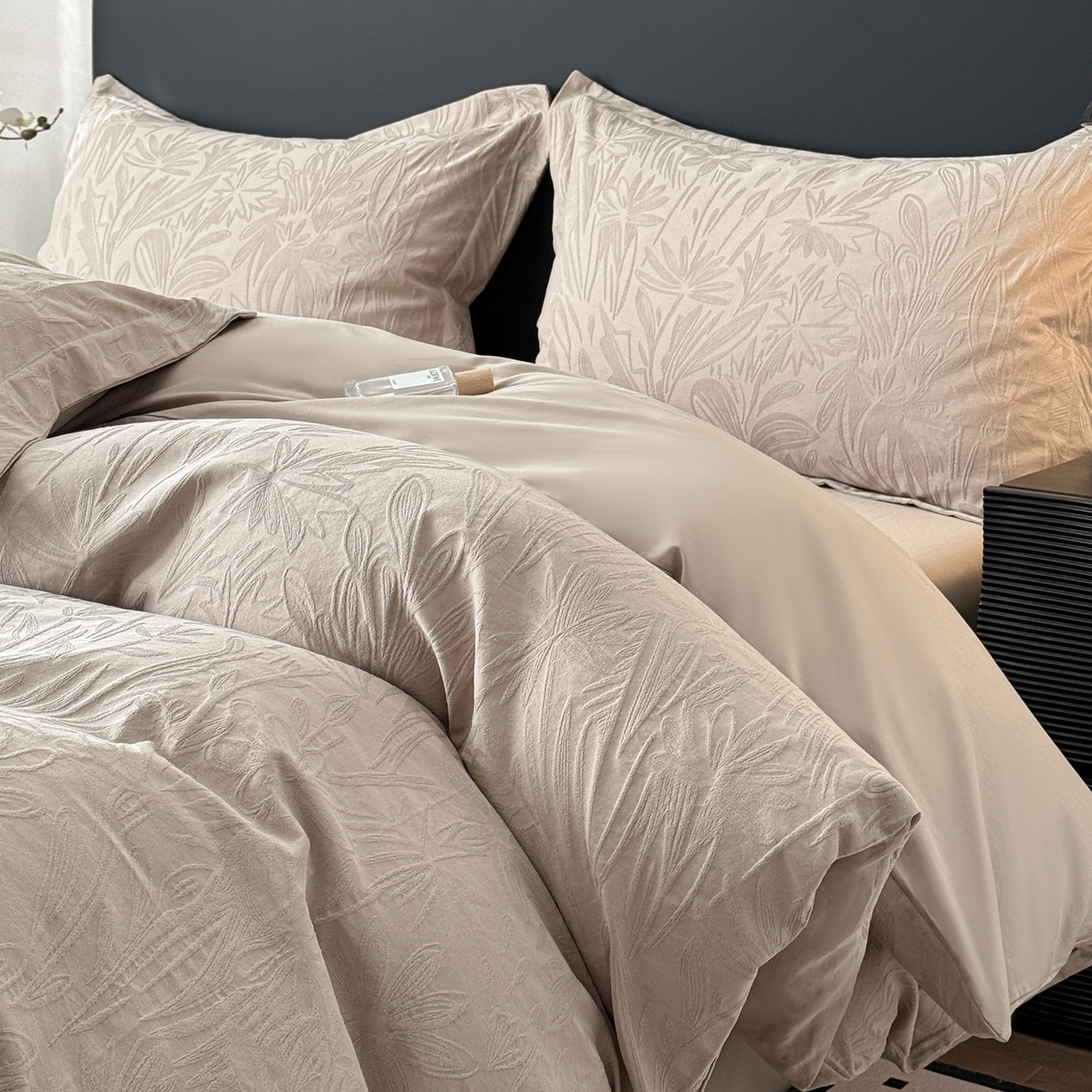 91家纺网 家纺一手货源 找家纺 慕尚家纺 2026新款A类60支长绒棉纯棉提花贡缎大提花光泽绸缎感四件套 马玲草卡其