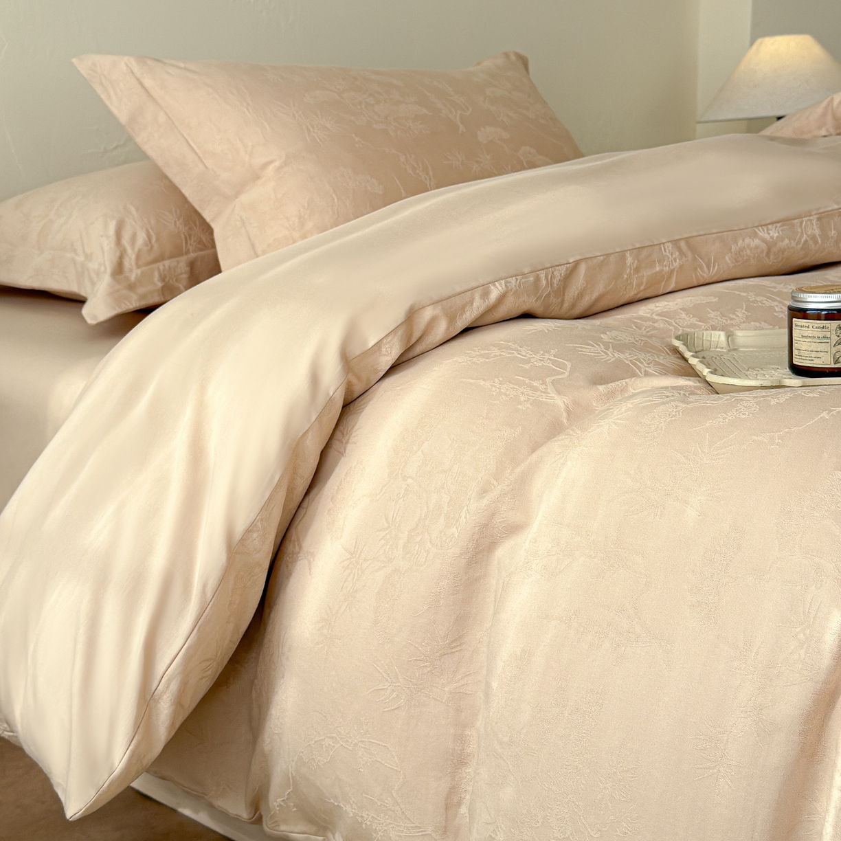 91家纺网 家纺一手货源 找家纺 慕尚家纺 2026新款A类60支长绒棉纯棉提花贡缎大提花光泽绸缎感四件套 花非花米黄风格二