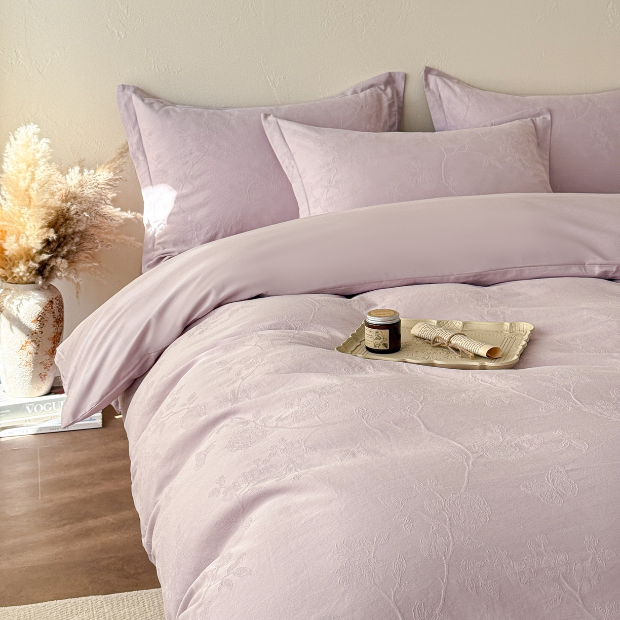 91家纺网 家纺一手货源 找家纺 慕尚家纺 2026新款A类60支长绒棉纯棉提花贡缎大提花光泽绸缎感四件套 清风蝶紫