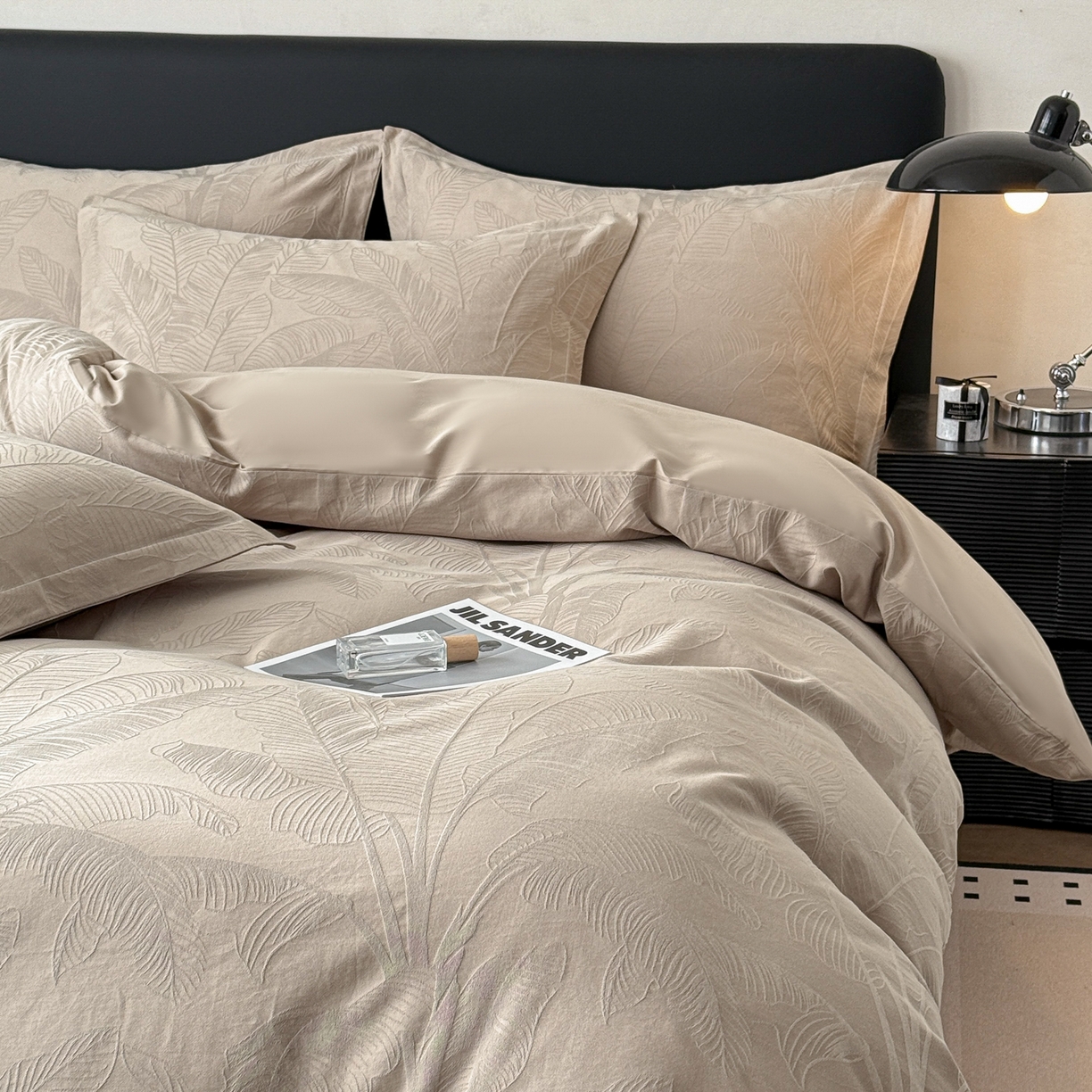 91家纺网 家纺一手货源 找家纺 慕尚家纺 2026新款A类60支长绒棉纯棉提花贡缎大提花光泽绸缎感四件套 树叶卡其